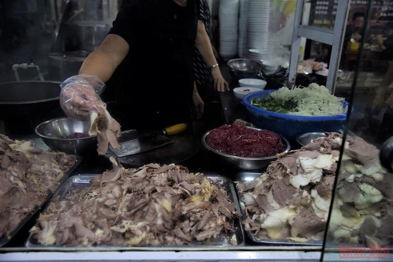 Người dân Hà Nội đi ăn sáng tại quán quen sau giãn cách -0