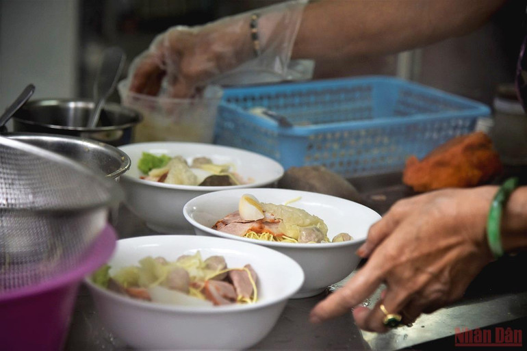 Quán phở, cafe Hà Nội mở cửa đón khách trở lại sau thời gian dài giãn cách -0