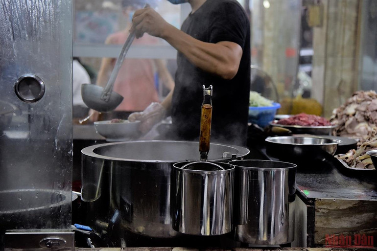 Người dân Hà Nội đi ăn sáng tại quán quen sau giãn cách -0