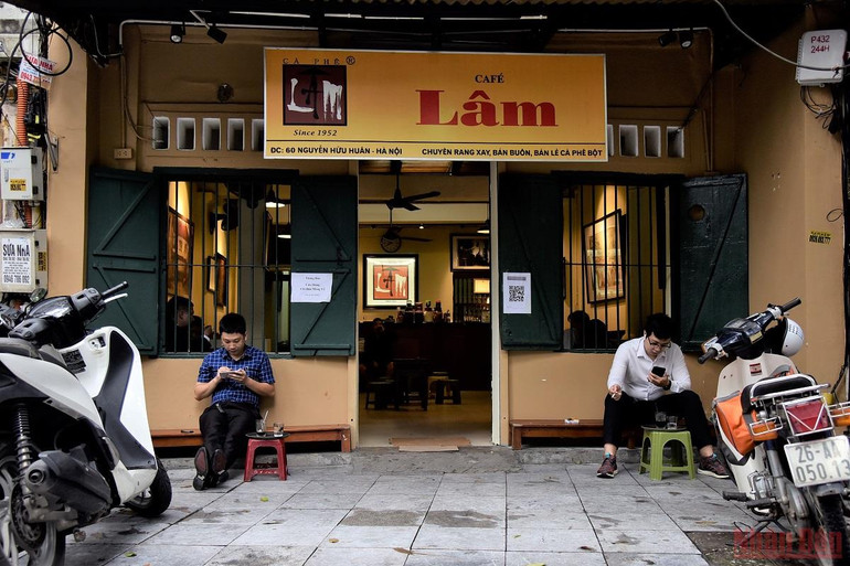 Người dân Hà Nội đi ăn sáng tại quán quen sau giãn cách -0