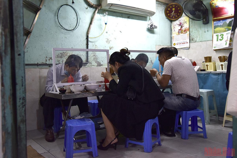 Quán phở, cafe Hà Nội mở cửa đón khách trở lại sau thời gian dài giãn cách -0