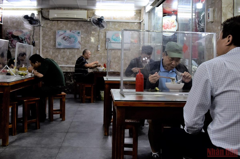 Người dân Hà Nội đi ăn sáng tại quán quen sau giãn cách -0