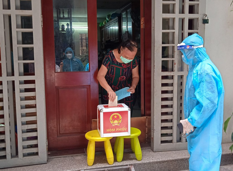 Hòm phiếu lưu động phục vụ cử tri ngày bầu cử -0