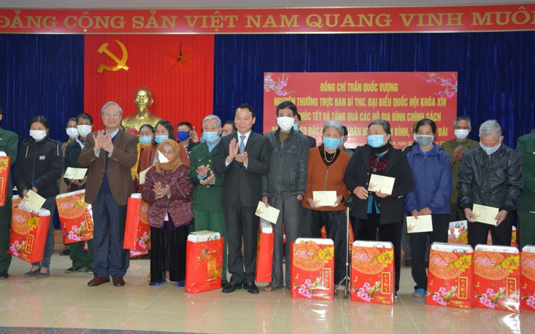 Tặng quà Tết cho người nghèo ở Yên Bái -0