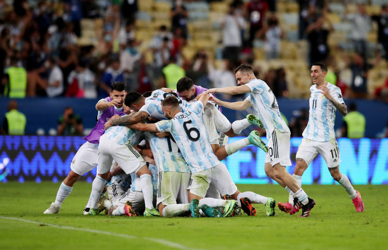 Chung cuộc, Argentina đánh bại Brazil với tỷ số 1-0 ngay tại thánh địa Maracana để chấm dứt “cơn khát” danh hiệu Copa America kéo dài 28 năm. (Ảnh: Reuters) Cận cảnh Messi cùng Argentina vô địch Copa America 2021 -0