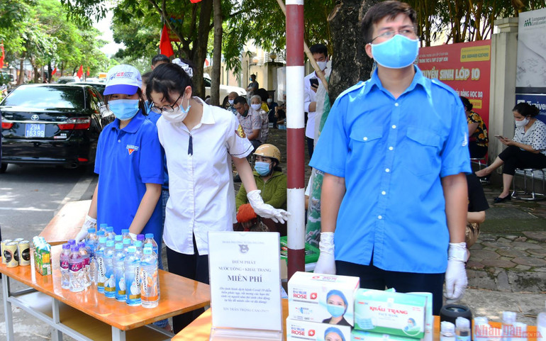 Đồng hành cùng các thí sinh, Thành đoàn Hà Nội cùng các đơn vị liên quan tiếp tục tổ chức chương trình thường niên Tiếp sức mùa thi. 7-1597026469401.jpg