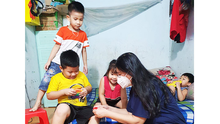 Chị Nguyễn Thị Mỹ Khanh tìm hiểu hoàn cảnh một gia đình trẻ mồ côi do Covid tại TP Hồ Chí Minh. Nắm tay dìu trẻ bước đi -0