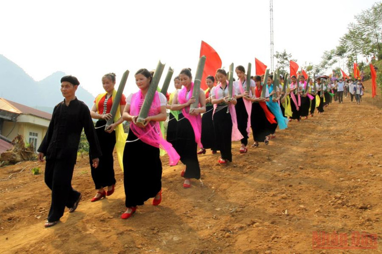 Sau khi làm thủ tục xin Then, đoàn người mang nước vo gạo hoặc lá cây đã chuẩn bị trước ra suối gội đầu. Về Lai Châu vui hội té nước, gội đầu -0