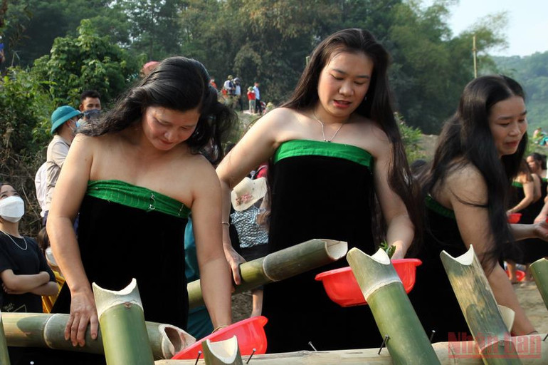 Chuẩn bị nước trước khi xuống suối. Về Lai Châu vui hội té nước, gội đầu -0