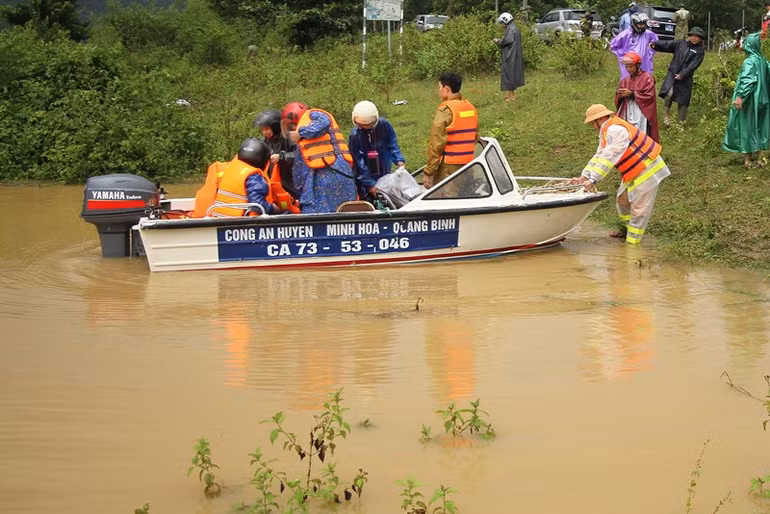 Quảng Bình: Gần 13 nghìn ngôi nhà bị ngập lụt, QL1A bị chia cắt -0
