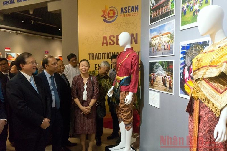 Sắc màu văn hóa đa dạng trong trang phục truyền thống ASEAN -0