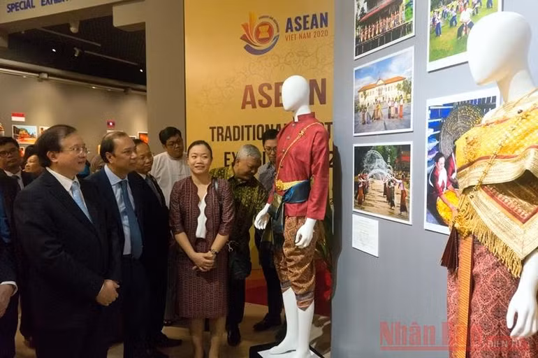 Sắc màu văn hóa đa dạng trong trang phục truyền thống ASEAN -0
