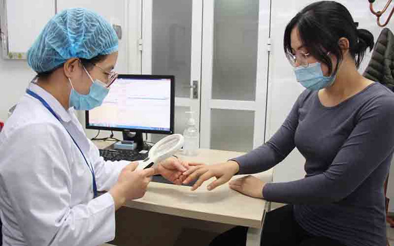 BSCK2 Đặng Bích Diệp khám cho bệnh nhân. Làm đẹp cấp tốc ngày Tết: Nguy cơ biến chứng khó lường -0