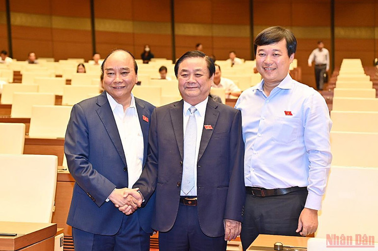 Chủ tịch nước Nguyễn Xuân Phúc cùng Bộ trưởng Nông nghiệp và Phát triển Nông thôn Lê Minh Hoan và đại biểu bên lề phiên chất vấn và trả lời chất vấn. Quốc hội bước vào phiên chất vấn và trả lời chất vấn với nhiều câu hỏi, vấn đề được cử tri quan tâm -0
