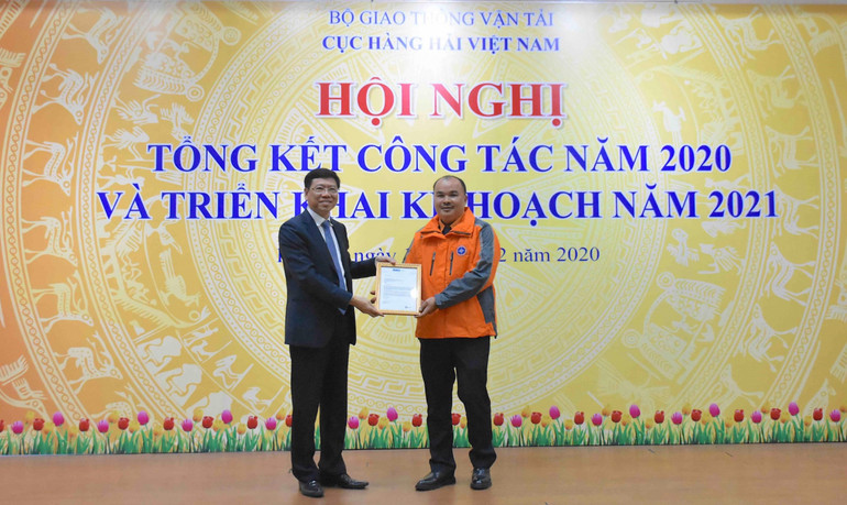 Cục trưởng Cục Hàng hải Việt Nam Nguyễn Xuân Sang trao Thư khen của Hội đồng IMO cho Thuyền trưởng Đinh Xuân Trường năm 2020. Cuc_truong_Nguyen_Xuan_Sang_trao-1625621666759.jpg
