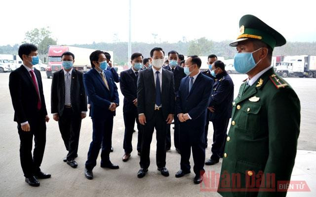 Gần 200 tấn thanh long xuất khẩu “xông đất” cửa khẩu Kim Thành (Lào Cai) -0