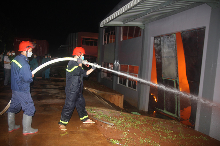 Đồng Nai: Cháy dữ dội trong đêm tại Khu công nghiệp Suối Tre -0