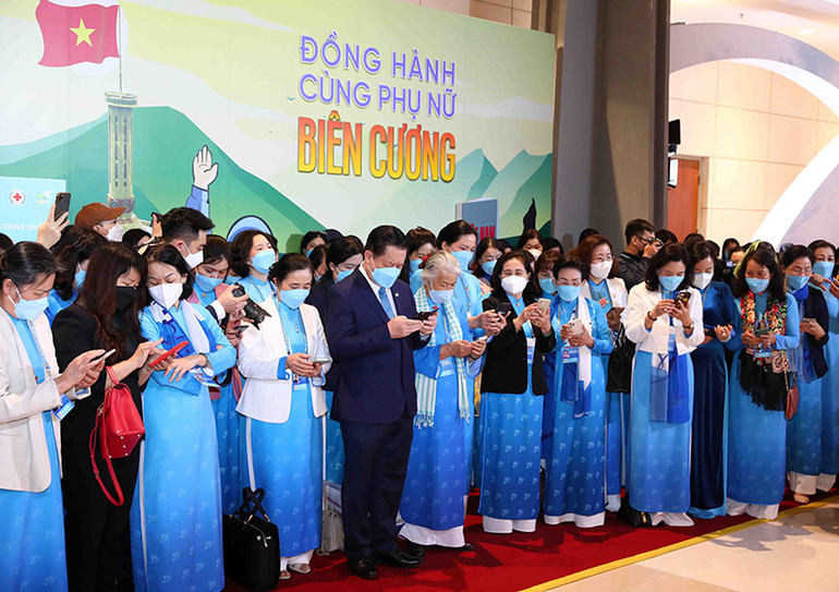 Các đại biểu nhắn tin ủng hộ Chương trình “Đồng hành cùng phụ nữ biên cương”. (Ảnh: TTXVN) Khai mạc triển lãm “Hội Liên hiệp Phụ nữ Việt Nam - Viết tiếp những ước mơ” -0