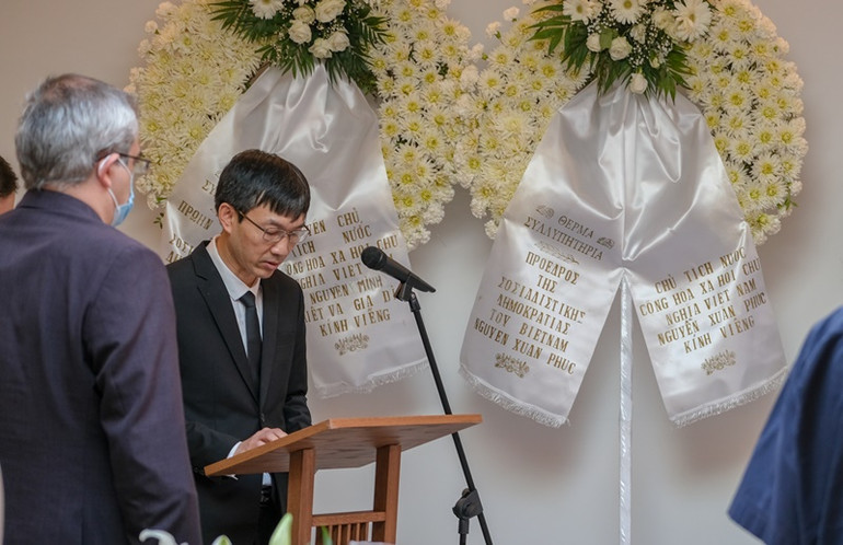 Đại sứ Việt Nam tại Hy Lạp Lê Hồng Trường phát biểu ý kiến tại lễ viếng. (Ảnh do Đại sứ quán Việt Nam tại Hy Lạp cung cấp) bac Nguyen Van Lap -1