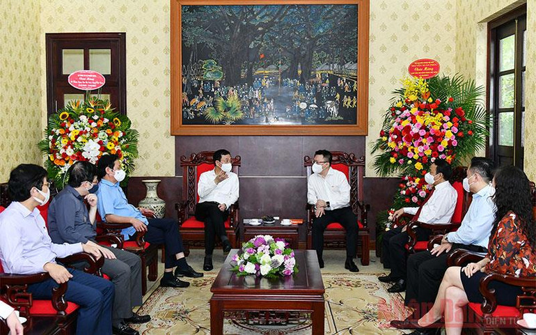 Bộ trưởng Thông tin và Truyền thông Nguyễn Mạnh Hùng tới thăm và chúc mừng Báo Nhân Dân nhân ngày 21-6. (ẢNH: THỦY NGUYÊN) Lãnh đạo Đảng, Nhà nước và các đơn vị chúc mừng Báo Nhân Dân nhân ngày 21-6 -0