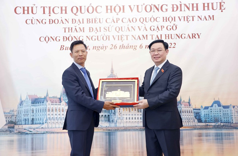 Hình ảnh về hoạt động của Chủ tịch Quốc hội Vương Đình Huệ tại Hungary ảnh 3 Hình ảnh về hoạt động của Chủ tịch Quốc hội Vương Đình Huệ tại Hungary -2