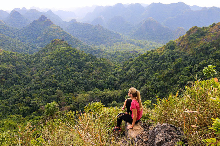 Vườn quốc gia Cát Bà sở hữu những cung đường đẹp để trekking (Ảnh: Daliusposus / Shutterstock) 10 vườn quốc gia hấp dẫn nhất Việt Nam -0