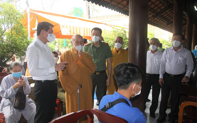 Bí thư Tỉnh ủy Đồng Nai Nguyễn Hồng Lĩnh kiểm tra điểm tiêm vaccine phòng Covid-19 tại Thiền viện Thường Chiếu, huyện Long Thành. Đồng Nai đã trao tặng gần 2 triệu phần quà cho người dân -0