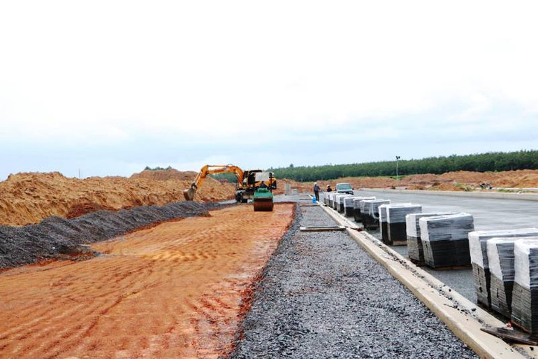 Thi công hạ tầng tại Khu tái định cư Lộc An - Bình Sơn. Nhanh chóng xây dựng hai đường kết nối Sân bay Long Thành -0