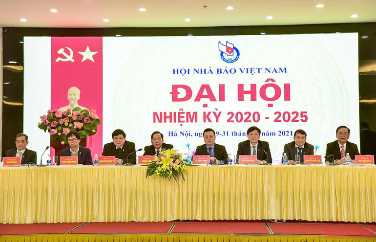 Đoàn Chủ tịch chủ trì Đại hội. (Ảnh: Thành Đạt) Khai mạc phiên trù bị Đại hội Hội Nhà báo Việt Nam lần thứ XI -0