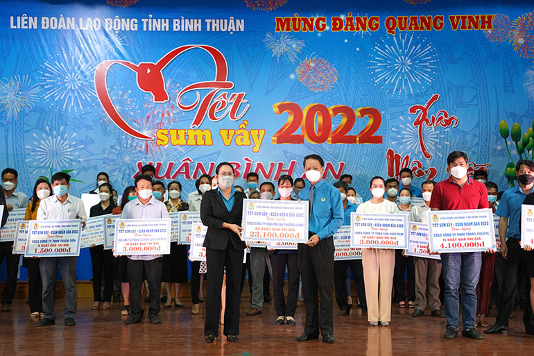 Bình Thuận tổ chức “Tết sum vầy-Xuân bình an” trao quà tặng người lao động. -0