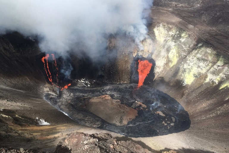 Núi lửa Kilauea phun trào vào ngày 21-12. Ảnh: USGS qua AP. Núi lửa phun trào trên đảo Lớn của Hawaii, Mỹ -0