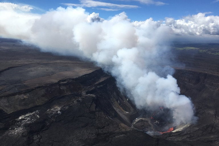 Miệng núi lửa Kilauea sau khi phun trào đã rút cạn nước vào ngày 21-12. Ảnh: USGS qua AP. Núi lửa phun trào trên đảo Lớn của Hawaii, Mỹ -0