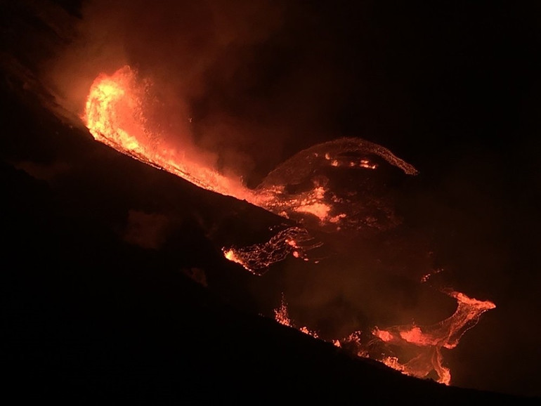 Dung nham phun trào trên miệng núi lửa Kilauea vào đêm 20-12. Ảnh: USGS qua AP. Núi lửa phun trào trên đảo Lớn của Hawaii, Mỹ -0