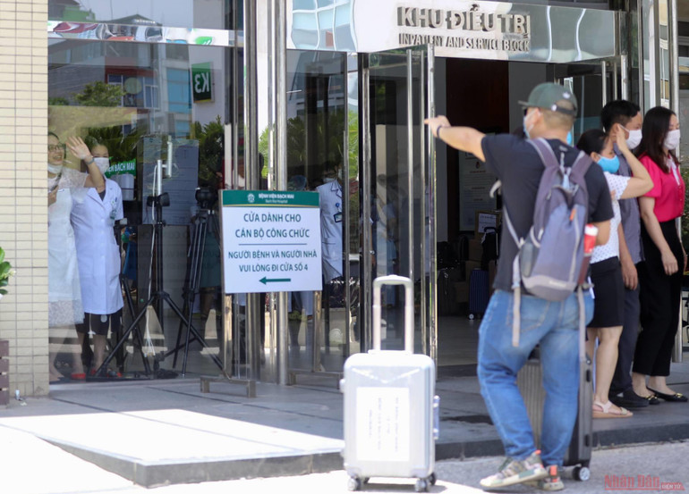 Hàng trăm nhân viên y tế Bệnh viện Bạch Mai vào TP Hồ Chí Minh “tiếp sức” chống dịch Covid-19 -0