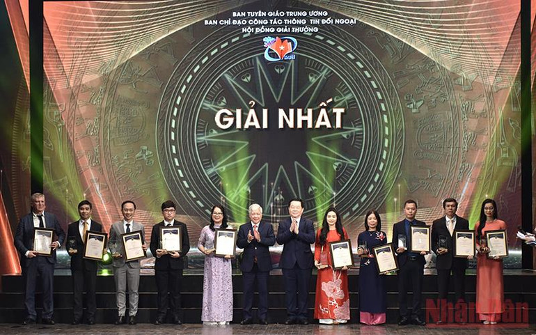 Đồng chí Nguyễn Trọng Nghĩa, Bí thư Trung ương Đảng, Trưởng Ban Tuyên giáo Trung ương và đồng chí Đỗ Văn Chiến, Bí thư Trung ương Đảng, Chủ tịch Ủy ban Trung ương Mặt trận Tổ quốc Việt Nam trao giải Nhất cho các tác giả, nhóm tác giả đoạt giải. (Ảnh: TRẦN HẢI) Lễ trao Giải thưởng toàn quốc về thông tin đối ngoại lần thứ VII -0