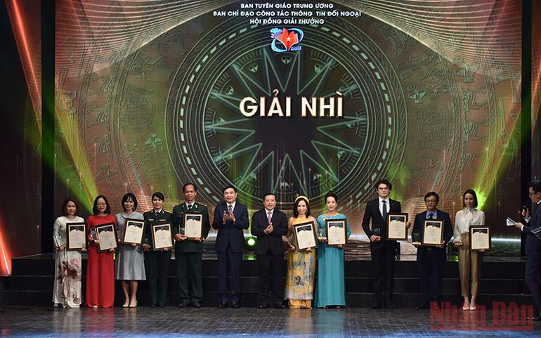 Đồng chí Lại Xuân Môn, Ủy viên Trung ương Đảng, Phó Trưởng Ban Thường trực Ban Tuyên giáo Trung ương và đồng chí Trần Quốc Cường, Ủy viên Trung ương Đảng, Phó Trưởng Ban Nội chính Trung ương trao giải Nhì cho các tác giả đoạt giải. Lễ trao Giải thưởng toàn quốc về thông tin đối ngoại lần thứ VII -0