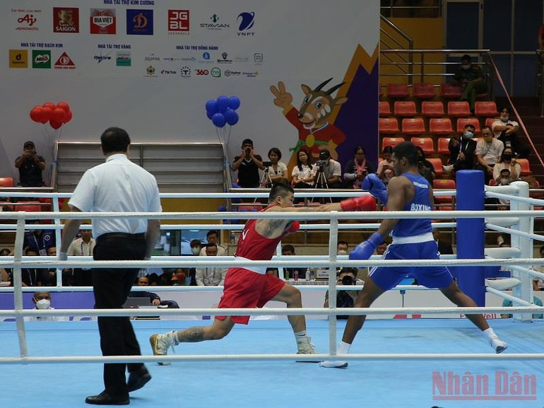 Võ sĩ Trương Đình Hoàng (áo đỏ) dừng bước ở bán kết hạng cân dưới 81kg. Boxing Việt Nam có 5 vận động viên vào chung kết -0