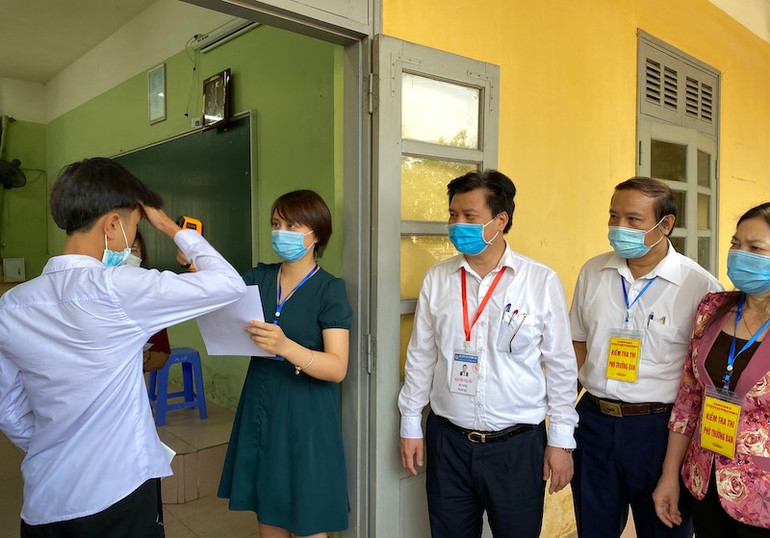 Thí sinh cả nước đang làm bài thi môn đầu tiên -0