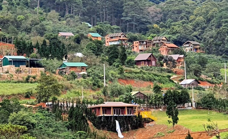 Cưỡng chế nhiều công trình tại “làng biệt thự” xây trên đất lâm nghiệp -0