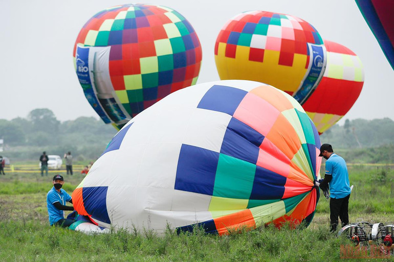 Người Hà Nội vui thích với Lễ hội khinh khí cầu -0