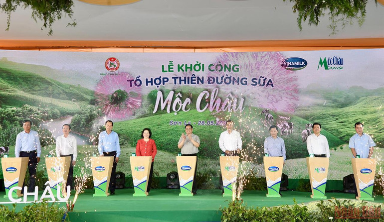 Thủ tướng Phạm Minh Chính và các đại biểu thực hiện nghi thức khởi công dự án “Tổ hợp thiên đường sữa Mộc Châu. Thủ tướng Phạm Minh Chính dự Lễ khởi công dự án “Tổ hợp Thiên đường sữa Mộc Châu” -2