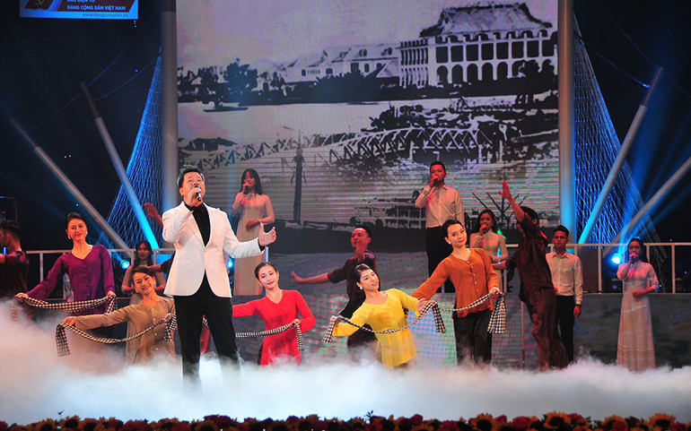 Xúc động chương trình nghệ thuật “Người là niềm tin tất thắng” -0