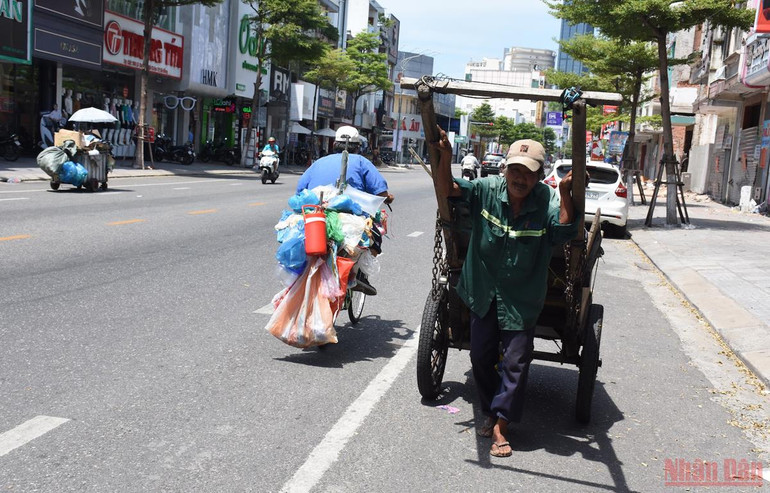 Lao động dưới trời nắng nóng gay gắt -0