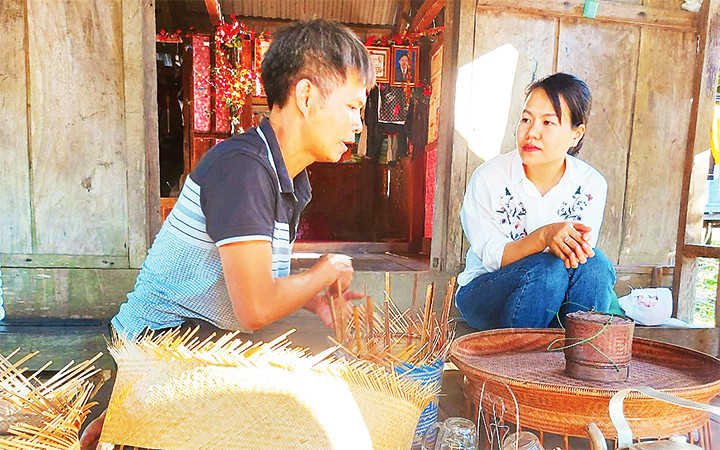 * Một nghệ nhân giới thiệu sản phẩm mây, tre của mình với khách (ảnh dưới). Giữ nghề đan mây, tre dưới chân núi Giăng Màn -0