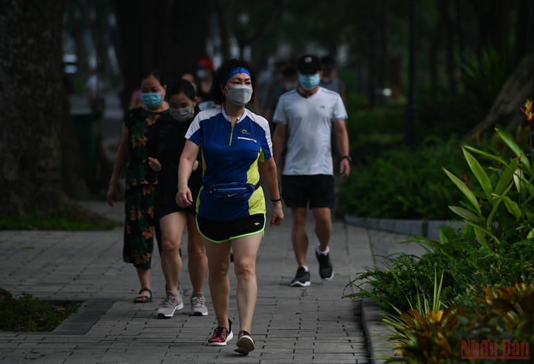 Người dân Hà Nội xuống đường tập thể dục sau nhiều ngày giãn cách -0