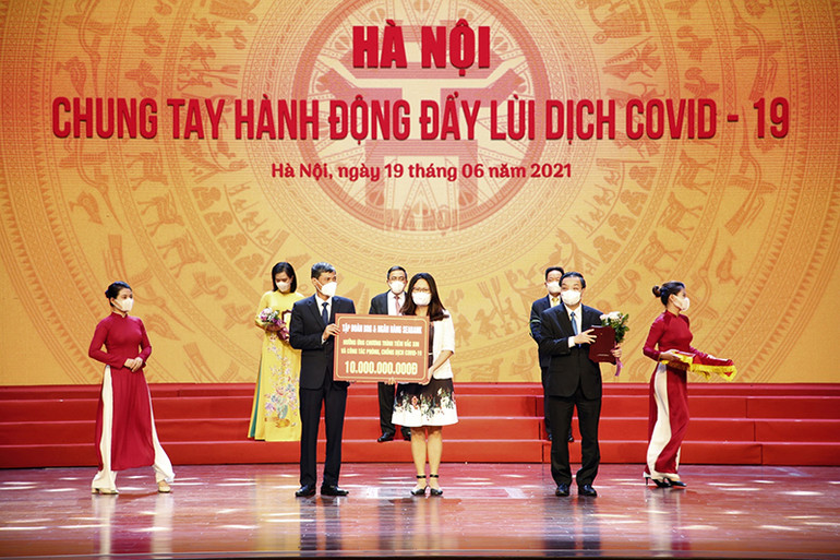 Đại diện Quỹ an sinh Sức sống mới của Tập đoàn BRG và Ngân hàng SeABank ủng hộ 10 tỷ đồng cho công tác phòng, chống dịch của thành phố Hà Nội. Tập đoàn BRG với nhiều hoạt động tích cực vì cộng đồng -0