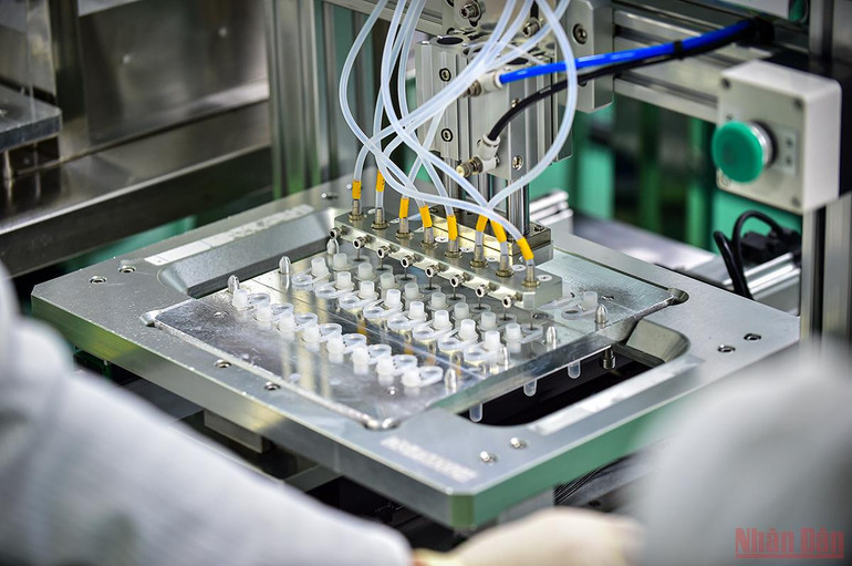 Cận cảnh quy trình sản xuất kit Test nhanh kháng nguyên SARS-CoV-2 “Made in Viet Nam” -0