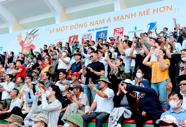 Đông đảo khán giả đến xem và cổ vũ các trận thi đấu. Khởi tranh môn Đua thuyền Rowing tại SEA Games 31 -0