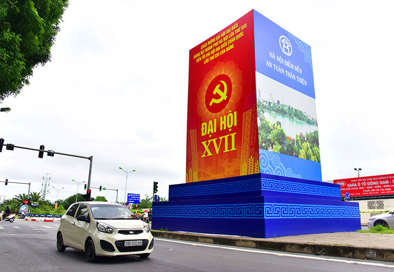 Đường phố Hà Nội rực rỡ cờ hoa chào mừng các sự kiện lớn -0