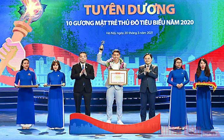 Bí thư thứ nhất T.Ư Đoàn Nguyễn Anh Tuấn và Chủ tịch UBND TP Hà Nội Chu Ngọc Anh trao phần thưởng tặng các Gương mặt trẻ Thủ đô tiêu biểu năm 2020. chu_ngoc_anh-1616225247497.jpg